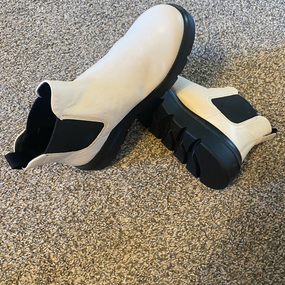 Women’s Ecco Ankle Boot size 6 1/2 white - Picture 2 of 2